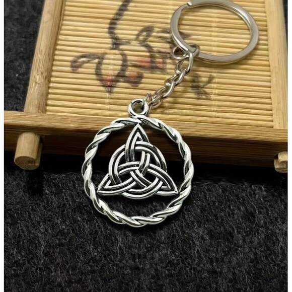 Eternal Celtic Trinity Knot Pendant Keychain - Picture 5 of 5